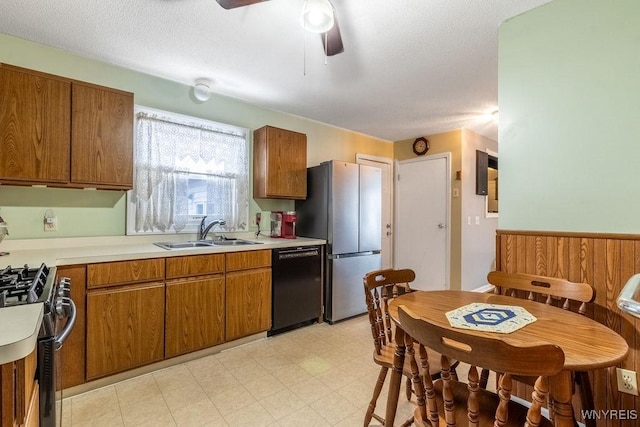 kitchen featuring sink, a textured ceiling, ceiling fan, and appliances with stainless steel finishes