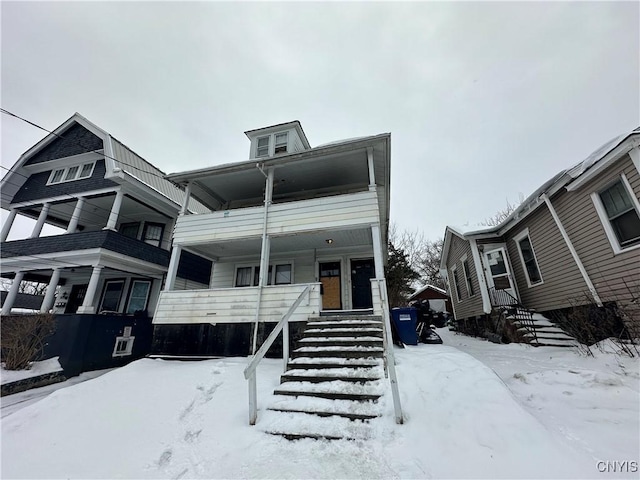 view of front of property featuring a balcony