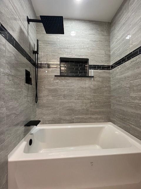 bathroom with tiled shower / bath combo