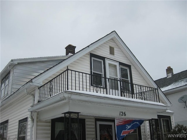 view of side of property featuring a balcony