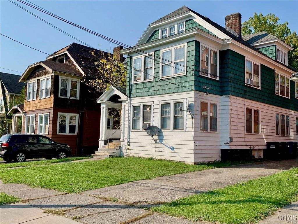 view of front of property with a front lawn