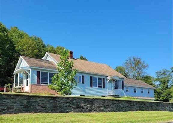 view of front of house featuring a front yard