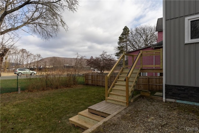 view of yard featuring a mountain view