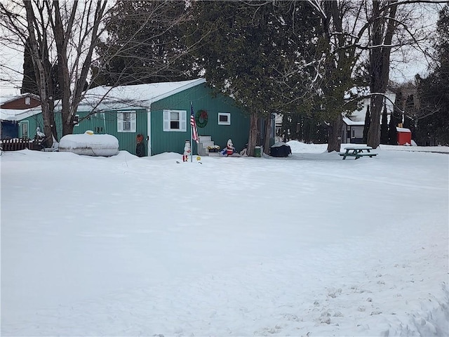 view of yard layered in snow