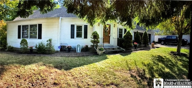 view of front of home featuring a front yard