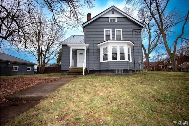 view of front facade featuring a front lawn