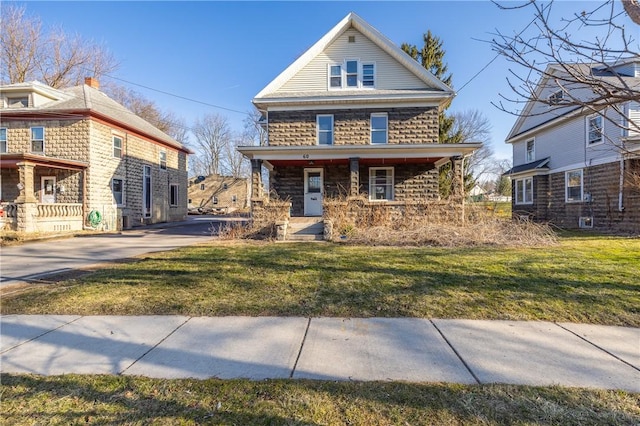 traditional style home featuring a front lawn