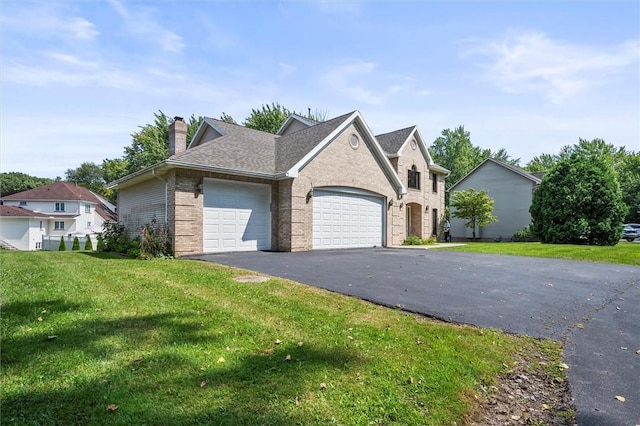 view of front of property featuring a front lawn