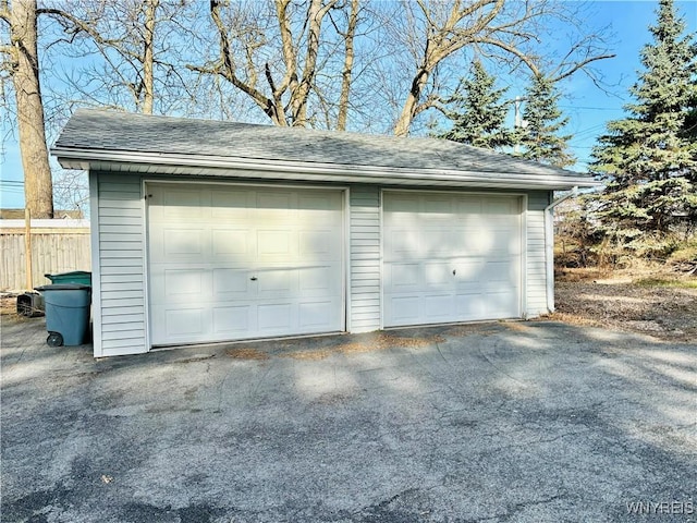 2202 River Rd, Wheatfield, NY 14304 - detached garage with fence