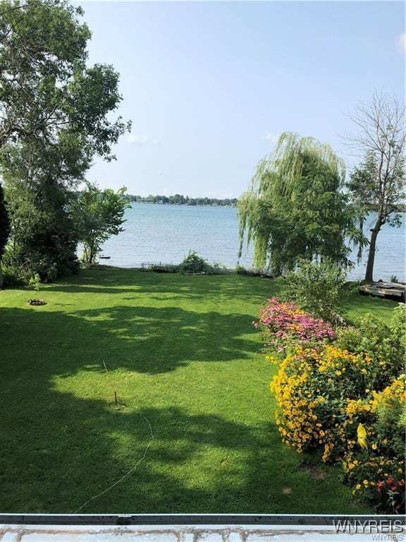 view of yard featuring a water view