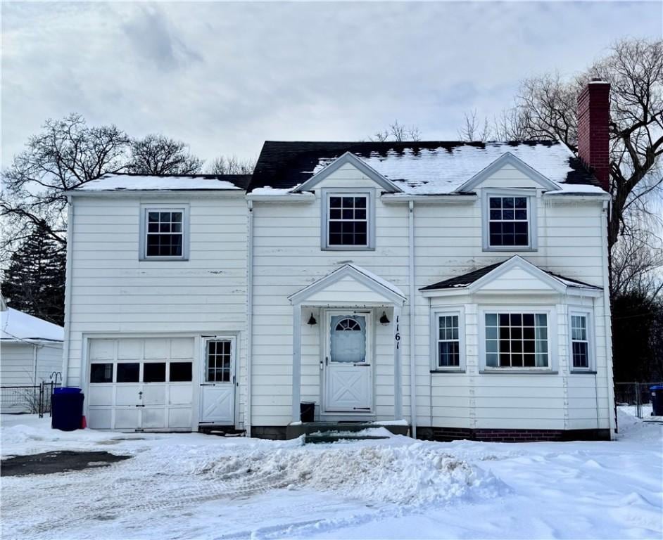 view of front facade featuring a garage