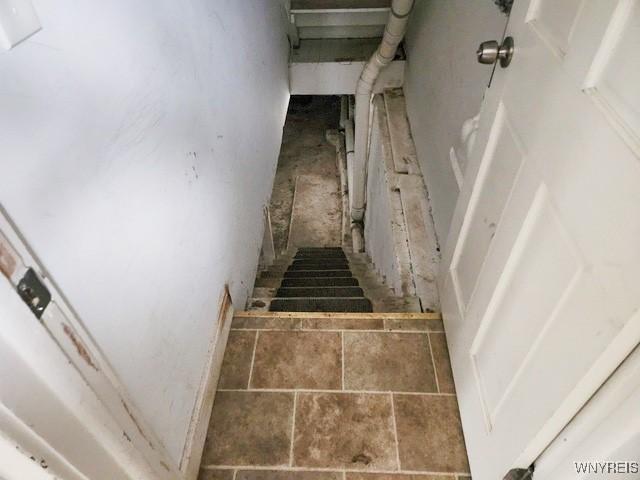 17 Beattie Ave, Lockport-City, NY 14094 - view of stairway