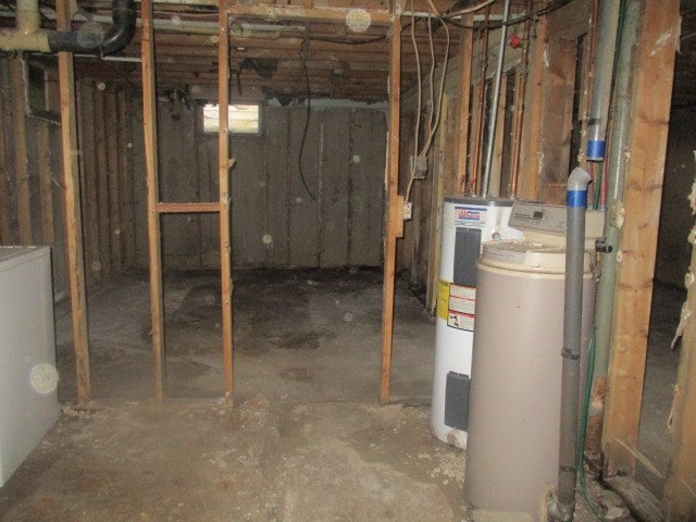 basement with washer / dryer and water heater