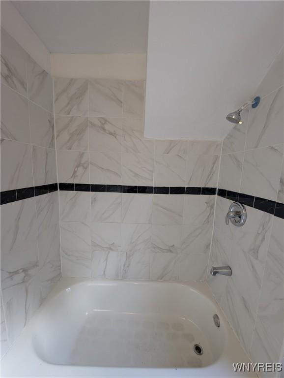 bathroom featuring tiled shower / bath