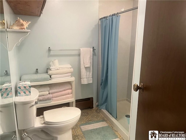 bathroom featuring toilet and curtained shower