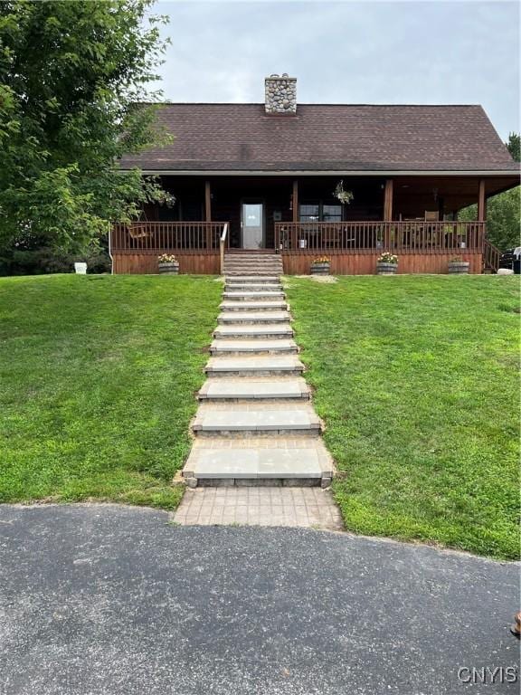 view of front of property featuring a front lawn