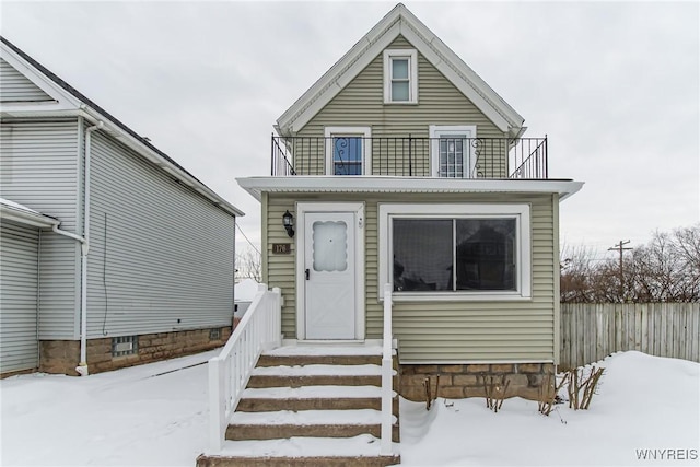 view of front of home featuring a balcony