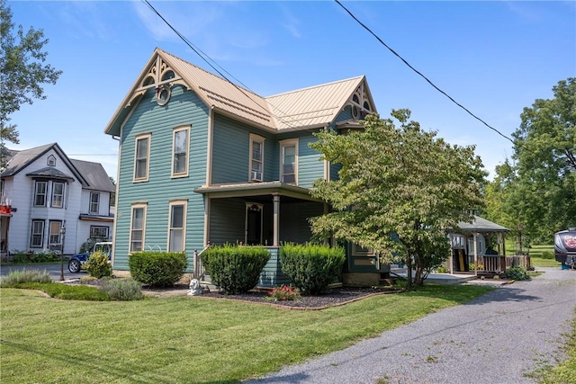 view of front of property featuring a front lawn