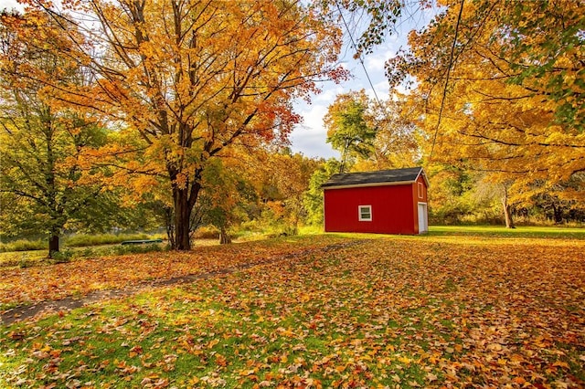 view of yard featuring an outbuilding