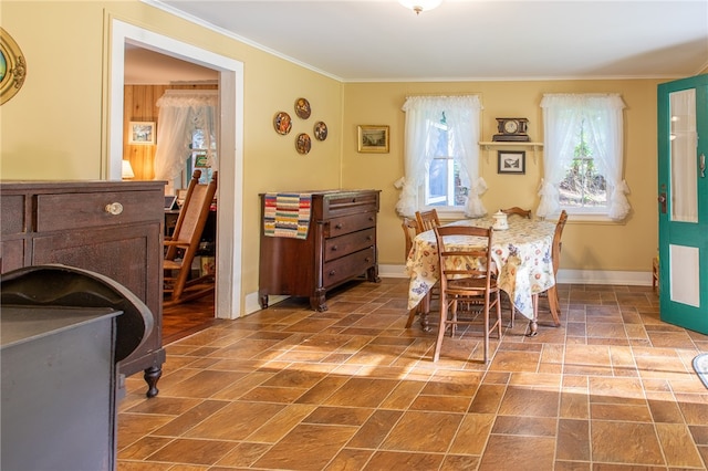 dining area with ornamental molding