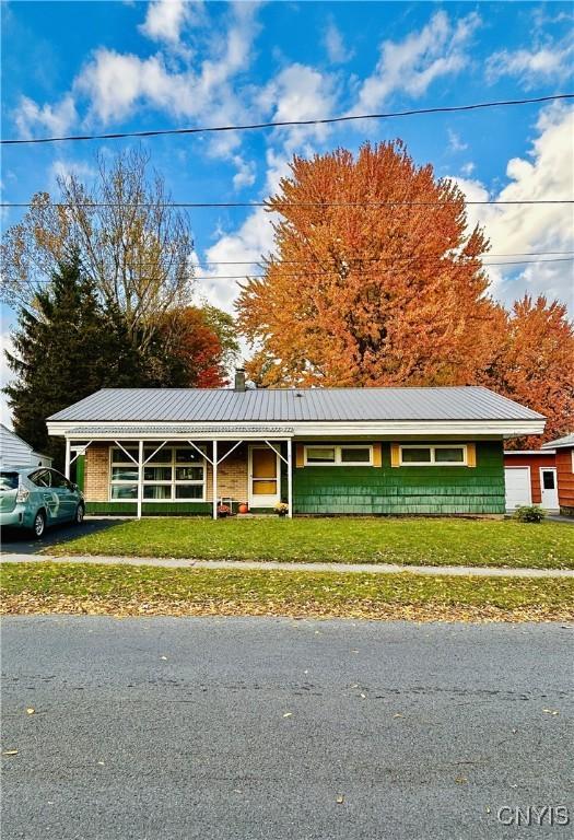 view of front of property featuring a front yard