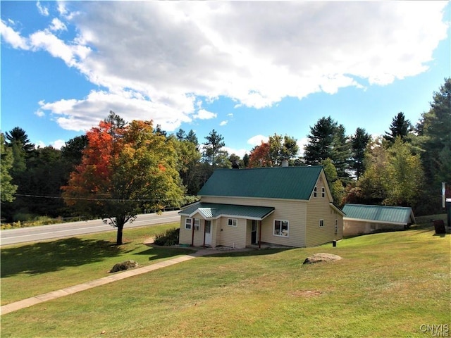 view of front of property with a front yard