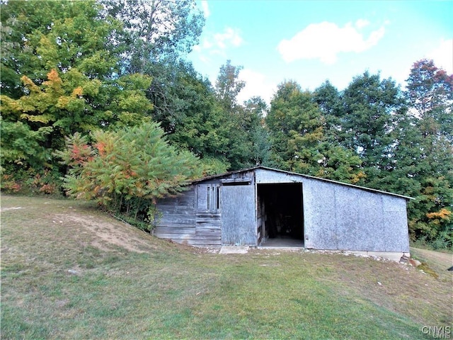 view of outdoor structure featuring a yard
