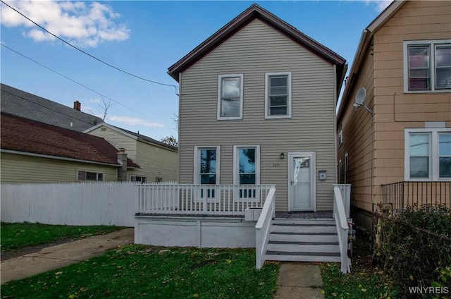 view of front of home featuring a front lawn