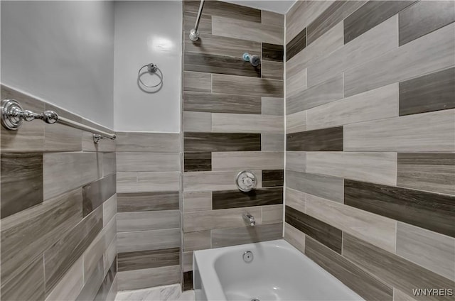 bathroom with tiled shower / bath