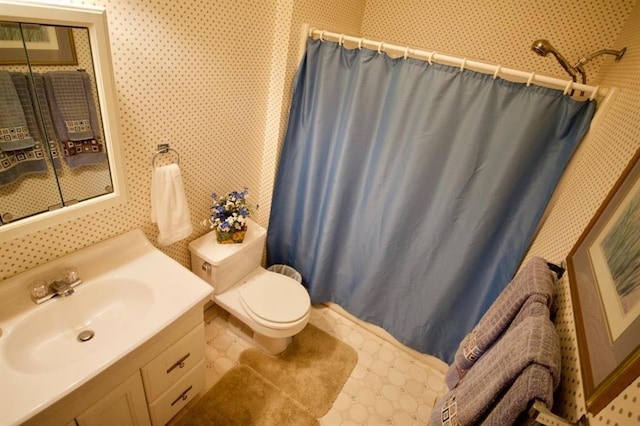 bathroom with a shower with curtain, vanity, and toilet