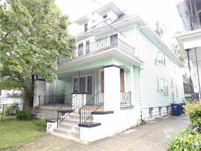 view of front of home featuring a porch