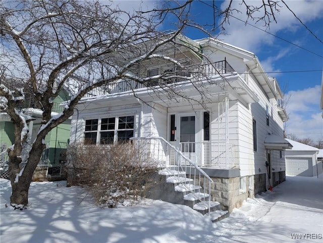 view of front of property featuring a garage