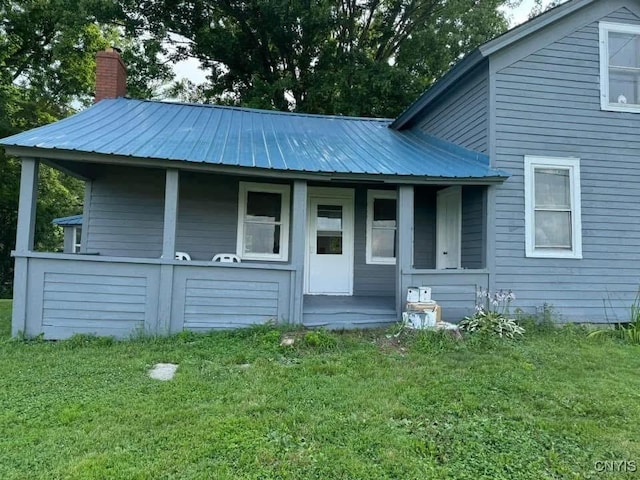 view of front facade featuring covered porch and a front yard