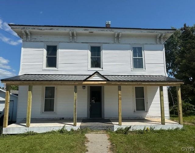 view of front of property featuring a front lawn and a porch