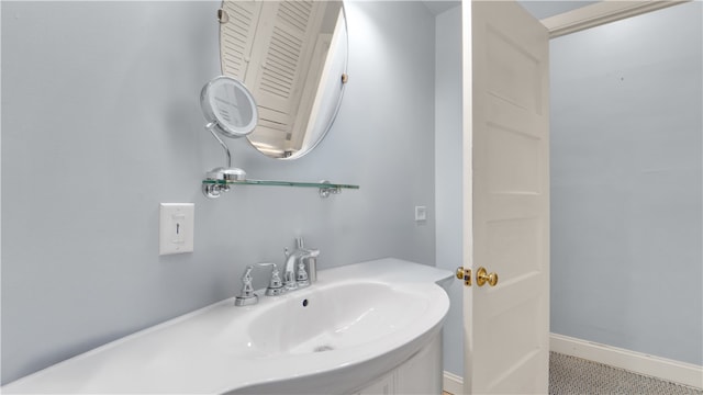 bathroom featuring sink