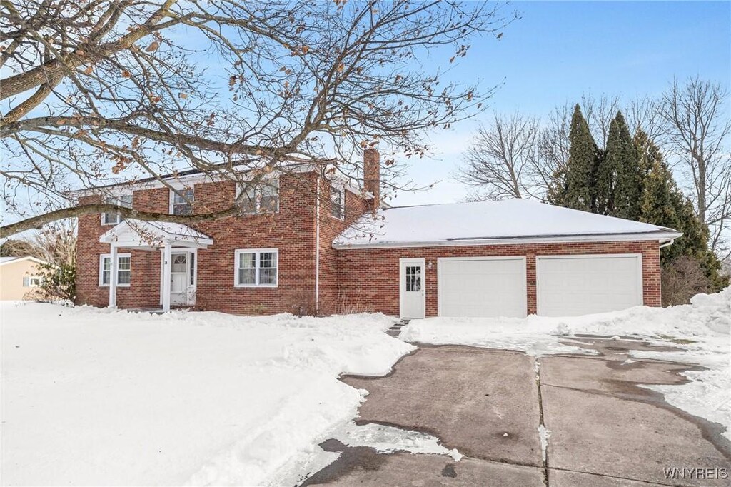 view of front of property featuring a garage