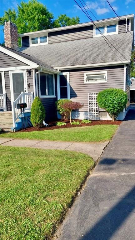 view of front of property with a front yard