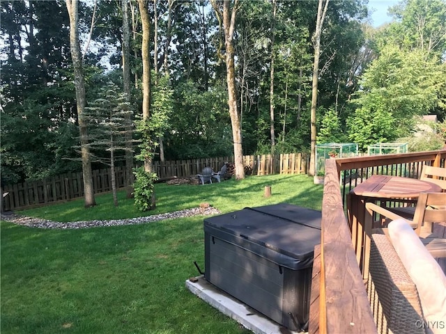 view of yard with a hot tub