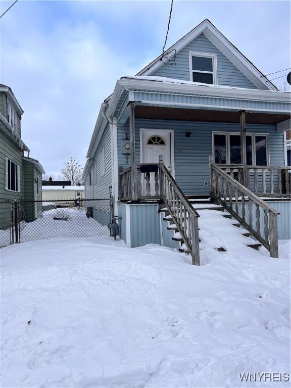 view of front facade featuring fence