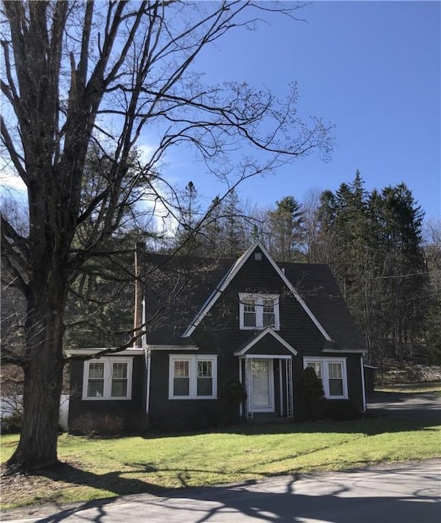 view of front of home featuring a front yard