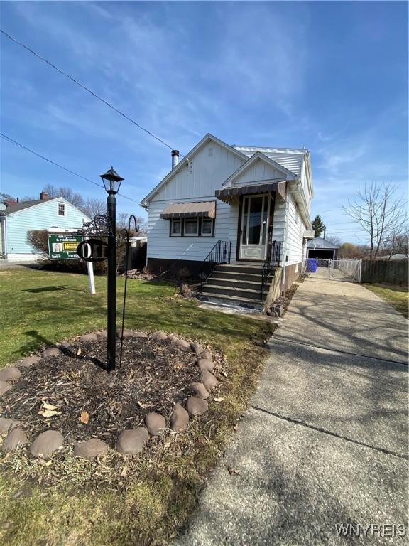 view of front of house featuring driveway and a front lawn