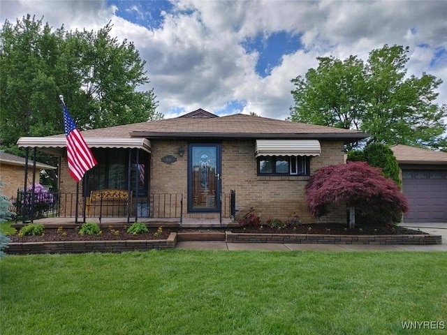 view of front facade featuring brick siding and a front lawn