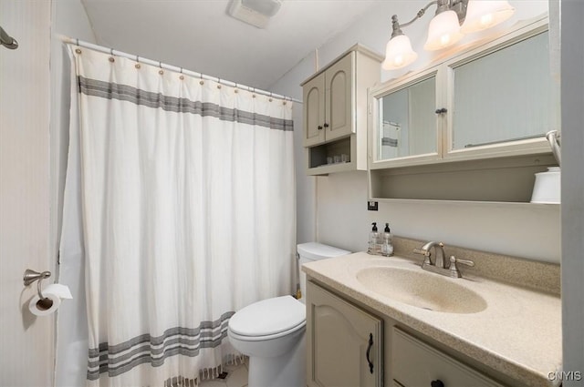 full bath featuring a shower with shower curtain, vanity, and toilet