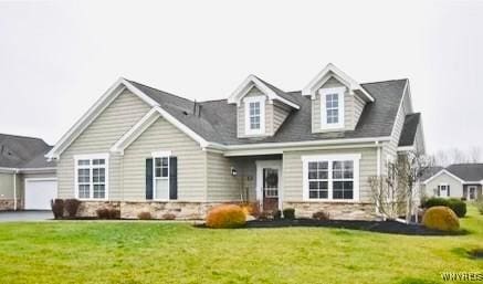 view of front of property featuring a front yard