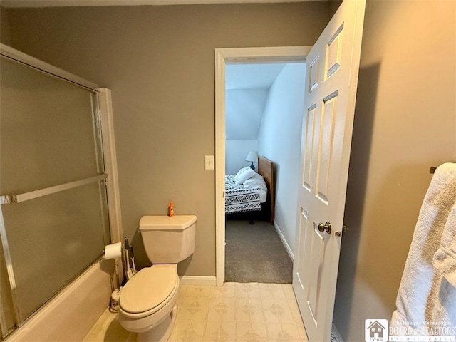 bathroom with ensuite bathroom, enclosed tub / shower combo, toilet, and baseboards