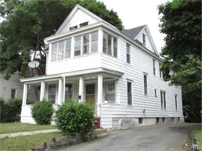 view of front facade with covered porch and driveway