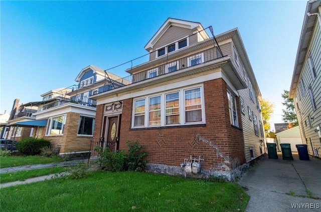 traditional style home featuring a front lawn and brick siding