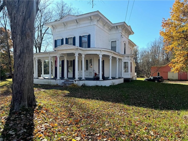 italianate-style house featuring a porch and a front lawn