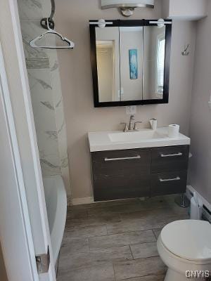 full bathroom featuring toilet, baseboards, and vanity