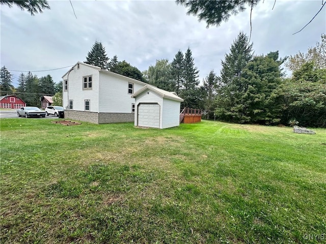 view of yard with an outbuilding